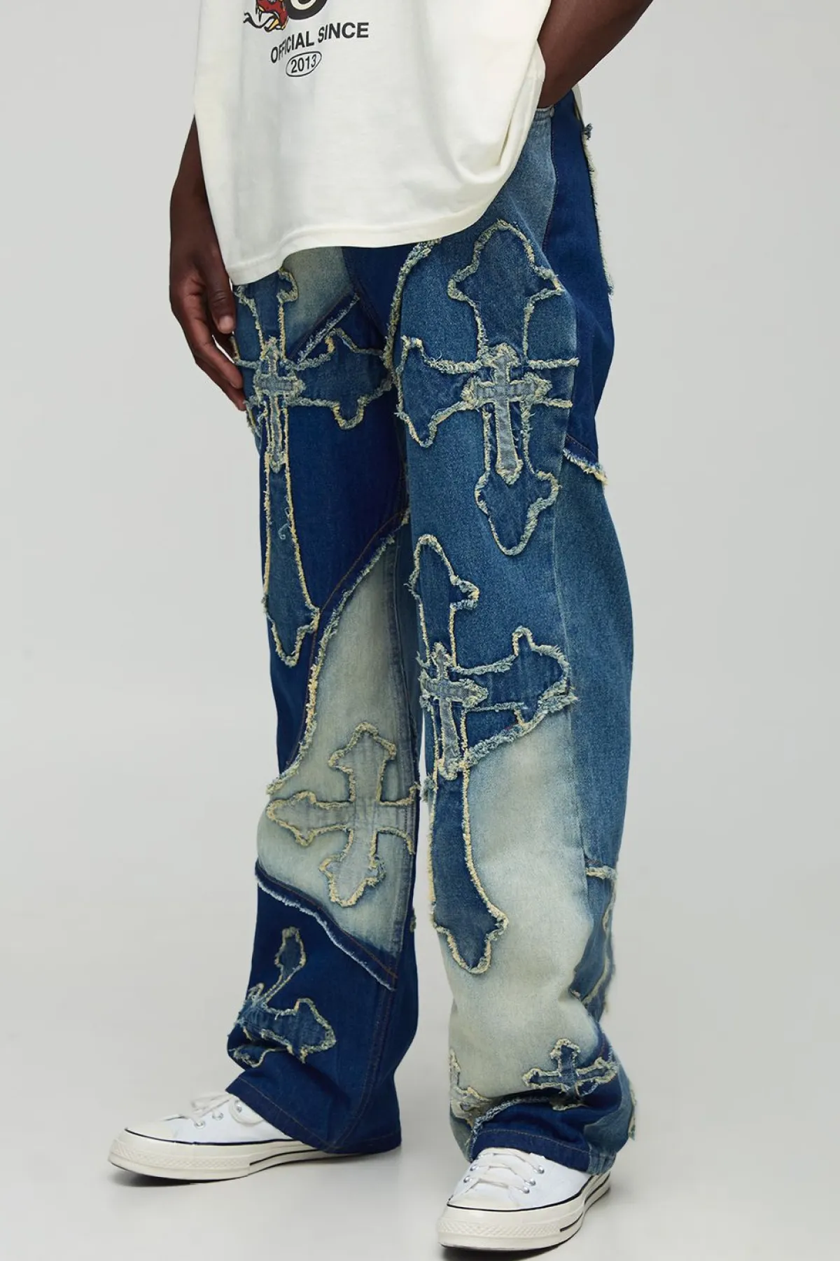 boohooMAN Jeans longs à coupe décontractée avec finitions effilochées et appliqué en croix<Homme Denim|Tout Afficher
