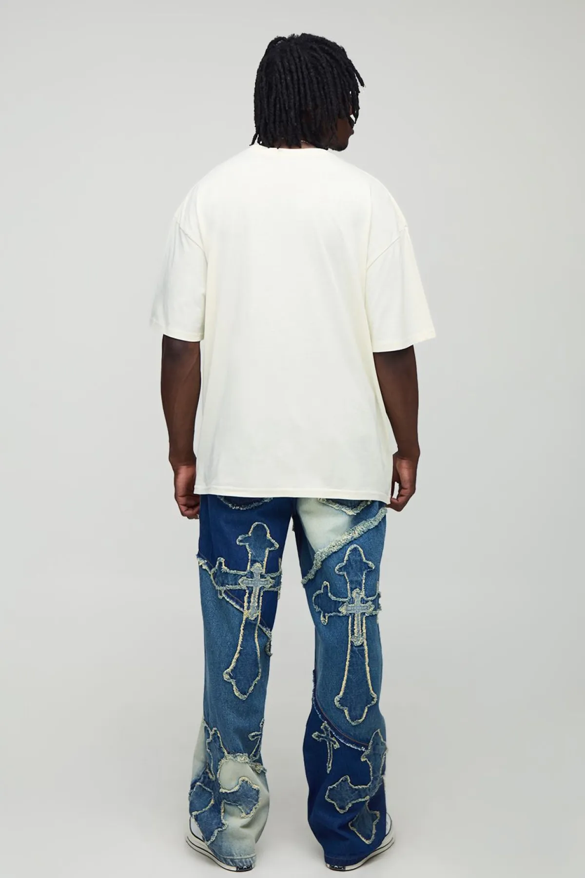 boohooMAN Jeans longs à coupe décontractée avec finitions effilochées et appliqué en croix<Homme Denim|Tout Afficher