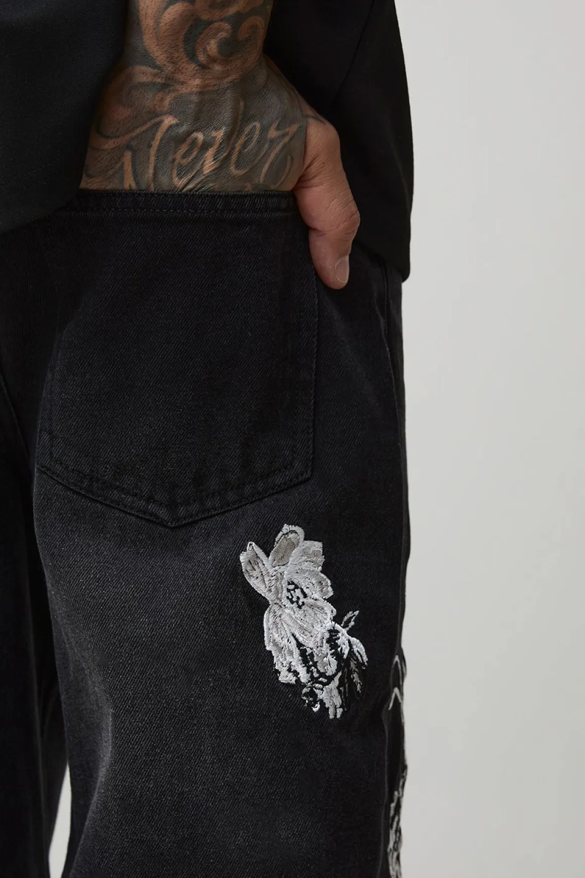 Jeans longs décontractés, rigides, à fleurs brodées