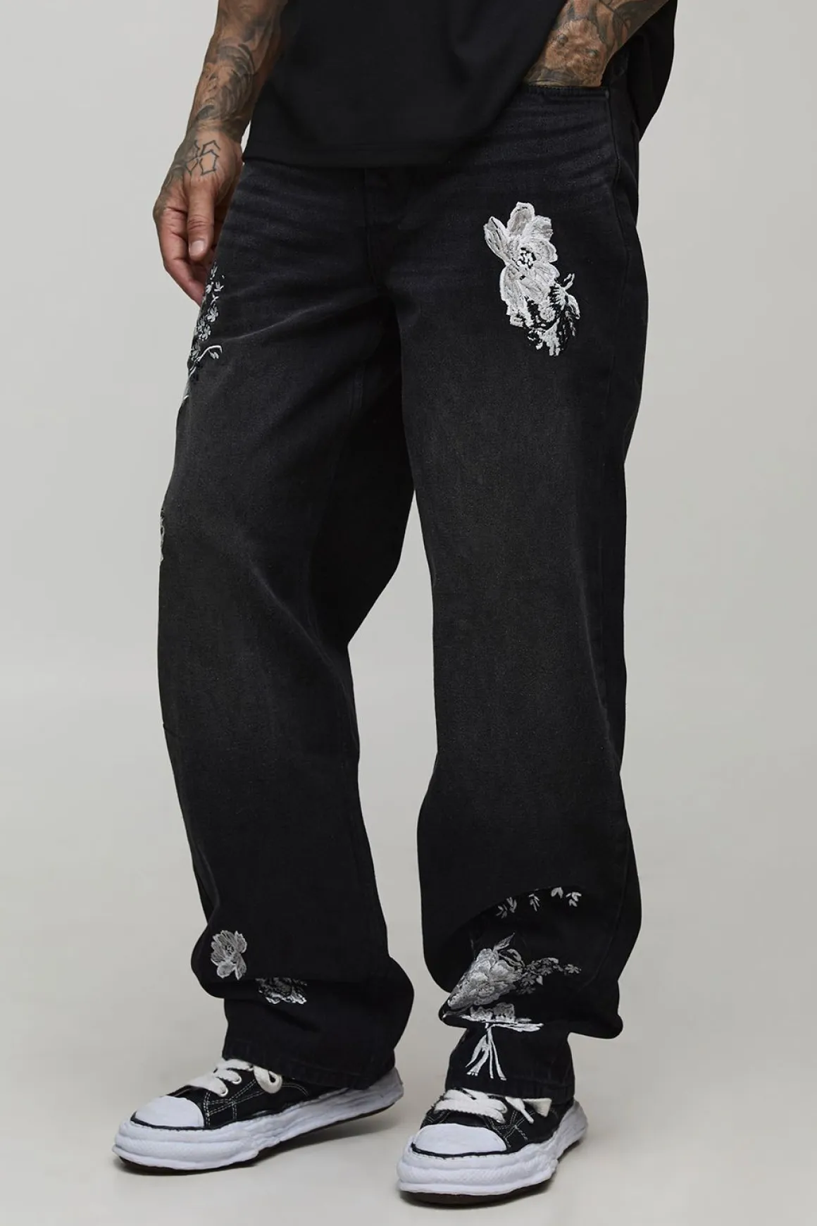 Jeans longs décontractés, rigides, à fleurs brodées