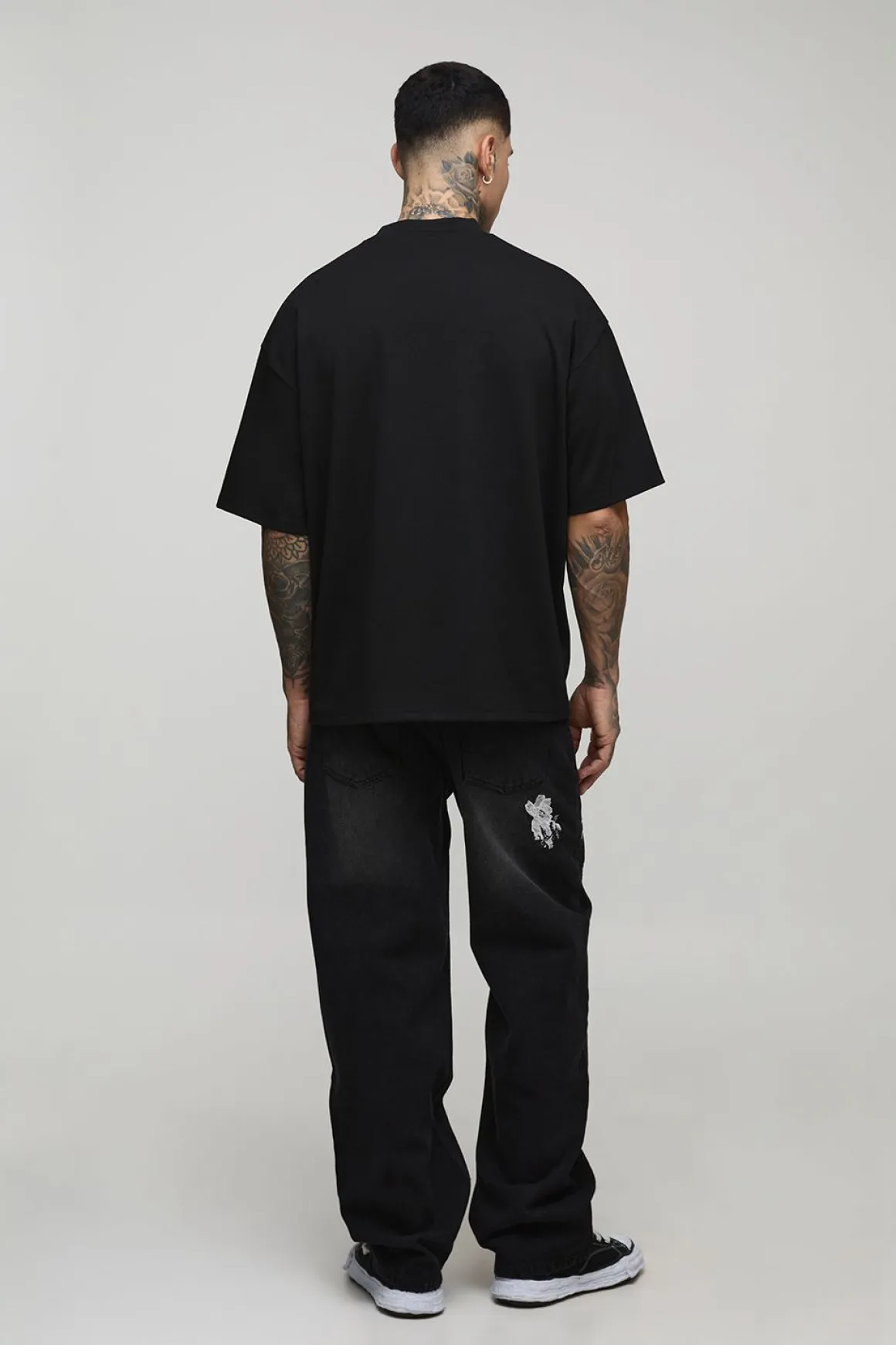 Jeans longs décontractés, rigides, à fleurs brodées