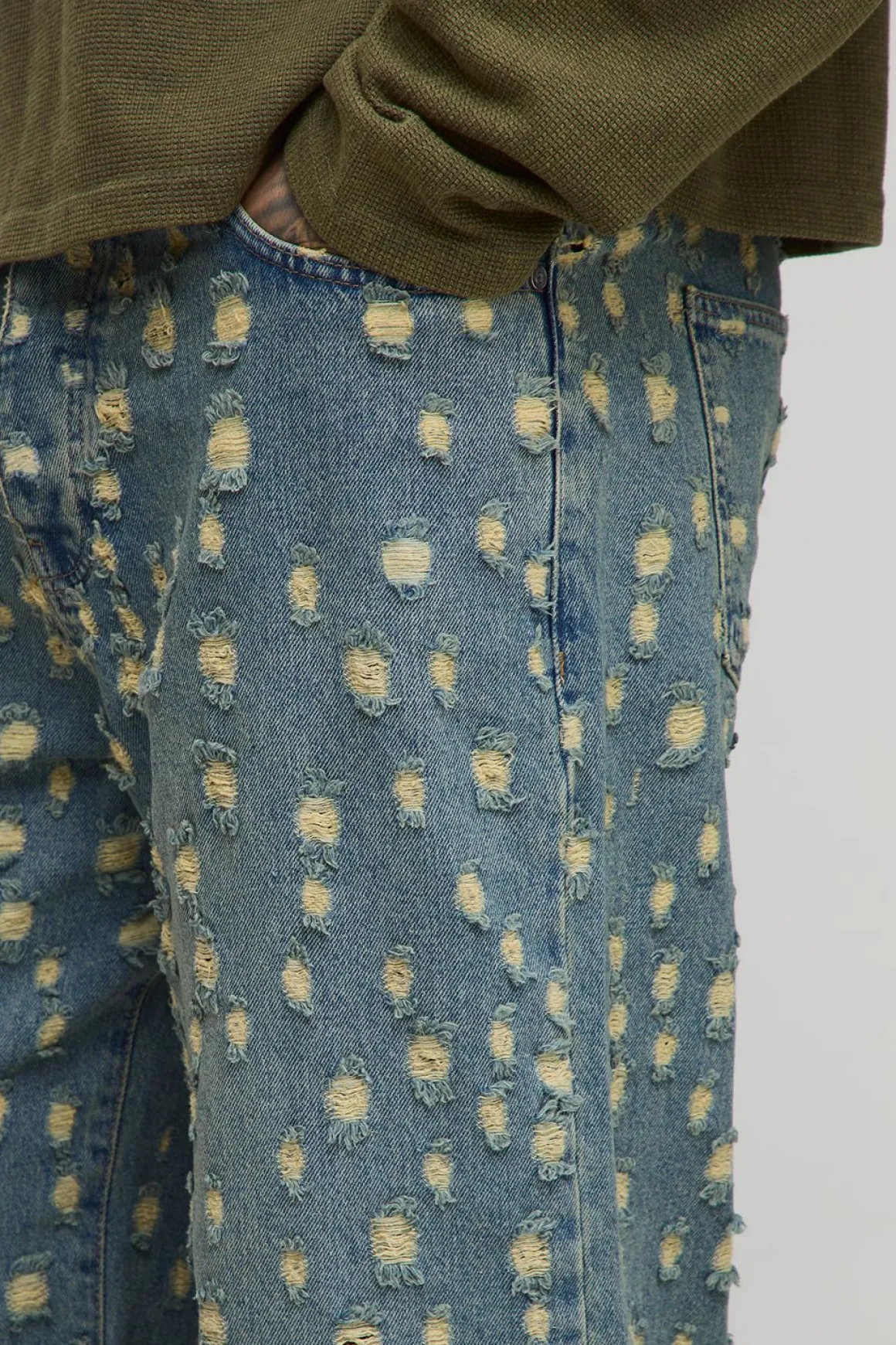 Jeans longs teintés, déchirés de façon extrême, coupe décontractée