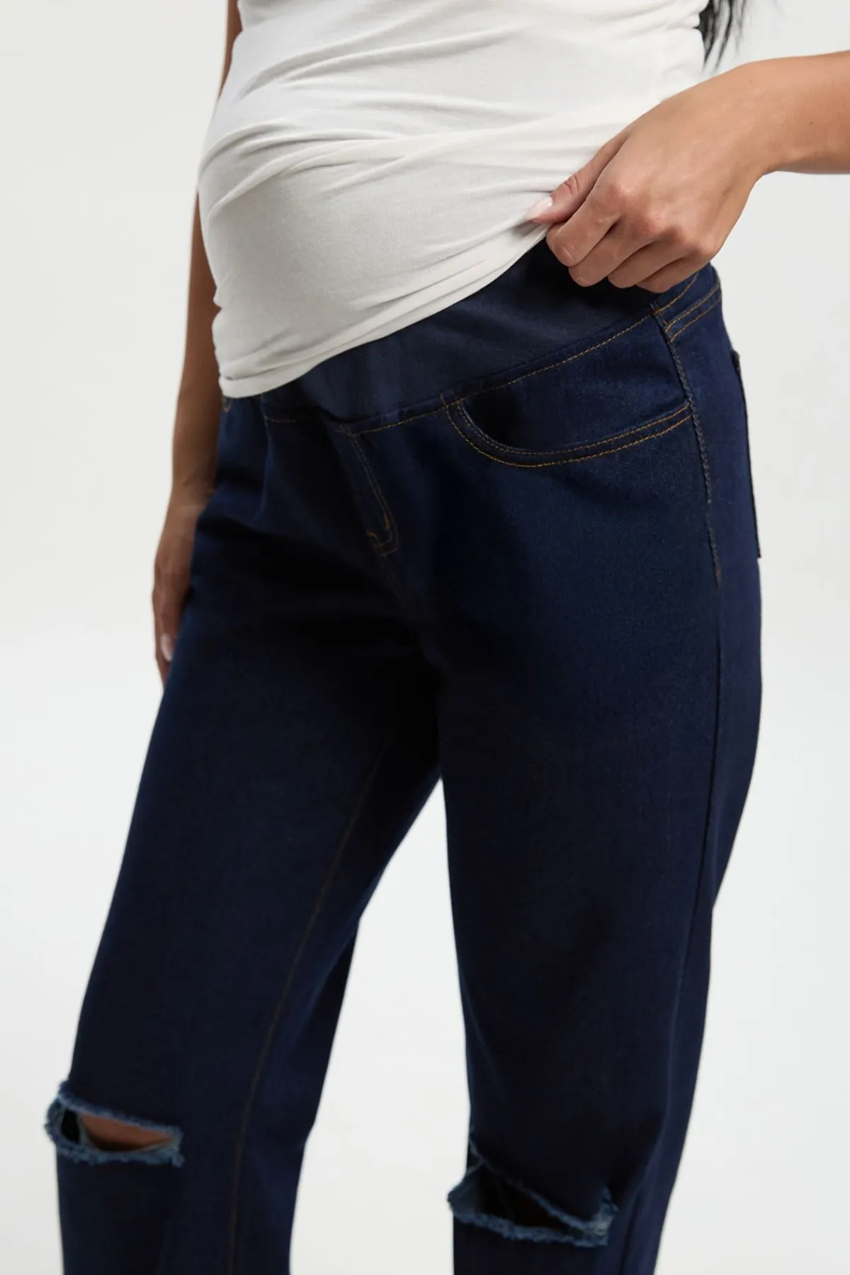 boohoo Jeans Maternité Over The Bump à genou déchiré style boyfriend<Femme Denim|Jeans