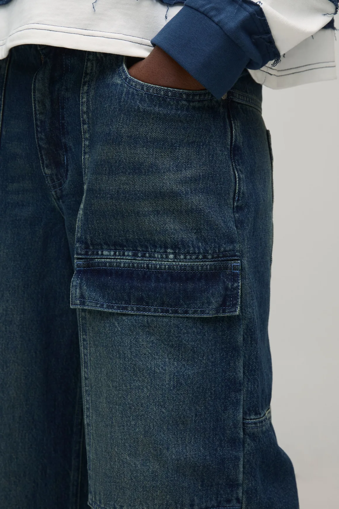 Jeans moto gaufrés à panneaux avec jambes larges