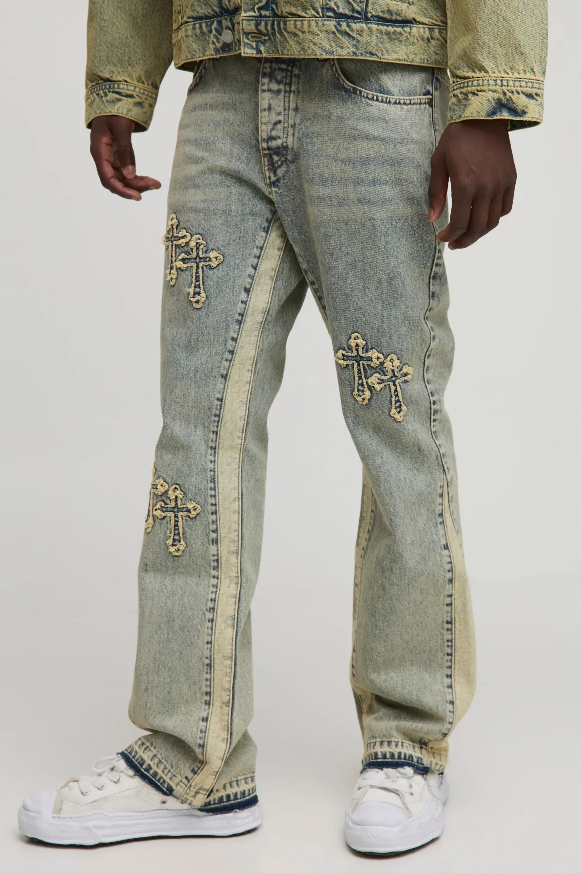 Jeans slim évasés à panneaux et appliqués croisés
