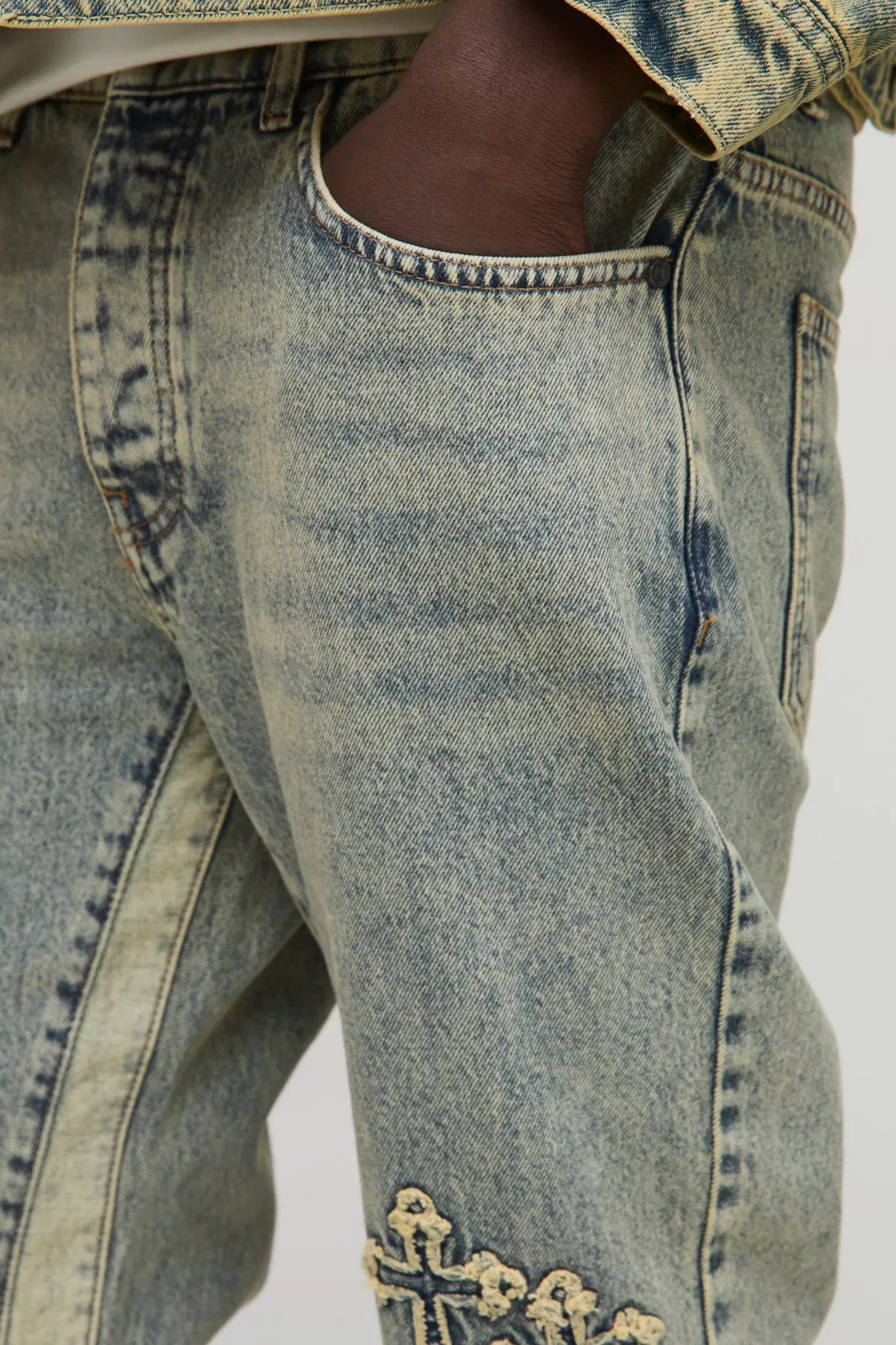 Jeans slim évasés à panneaux et appliqués croisés