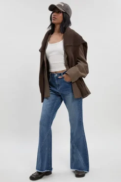 Jean super flare à taille mi-haute avec détails de couture