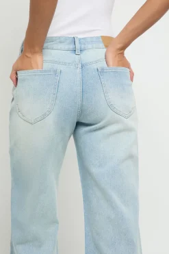 Jean taille basse à jambe droite