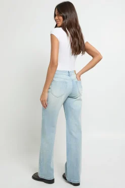 Jean taille basse à jambe droite