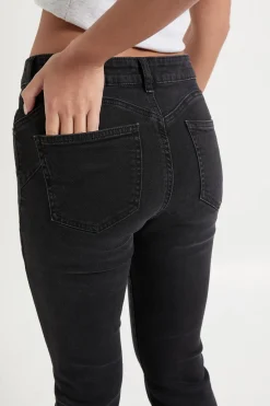 Jean à taille haute galbant le fessier et évasé