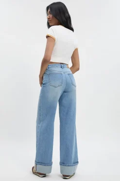 Jean taille haute à jambe droite avec ourlet retroussé