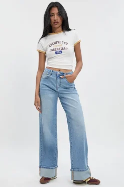 Jean taille haute à jambe droite avec ourlet retroussé