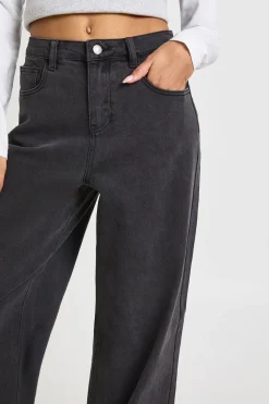 Jean à taille haute, jambe droite, ourlet retroussé