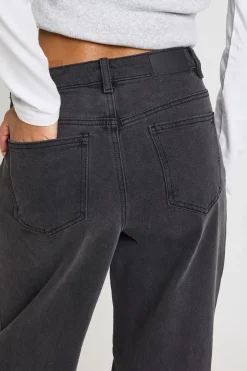 Jean à taille haute, jambe droite, ourlet retroussé