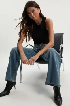 Jean taille haute à jambes larges avec ceinture ornée