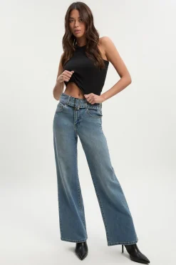 Jean taille haute à jambes larges avec ceinture ornée