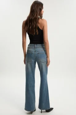 Jean taille haute à jambes larges avec ceinture ornée
