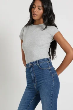 Jean taille haute, rehausseur de fesses et évasé