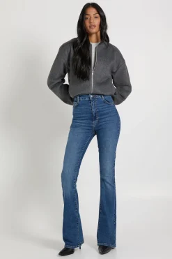 Jean taille haute, rehausseur de fesses et évasé