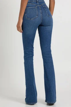 Jean taille haute, rehausseur de fesses et évasé