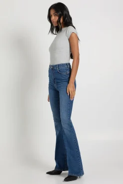 Jean taille haute, rehausseur de fesses et évasé