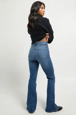 Jean taille haute évasé pour sublimer les fesses