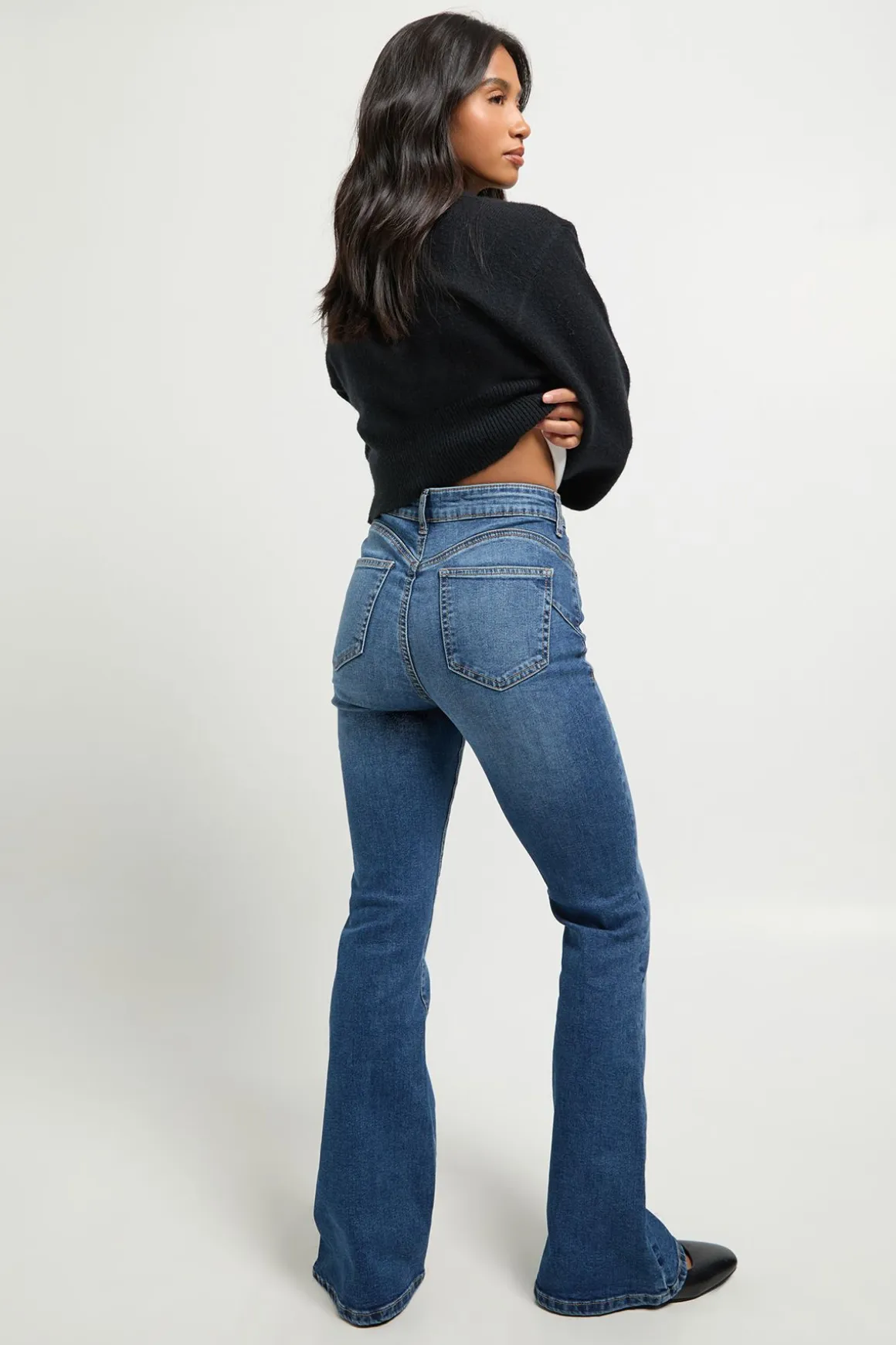 Jean taille haute évasé pour sublimer les fesses