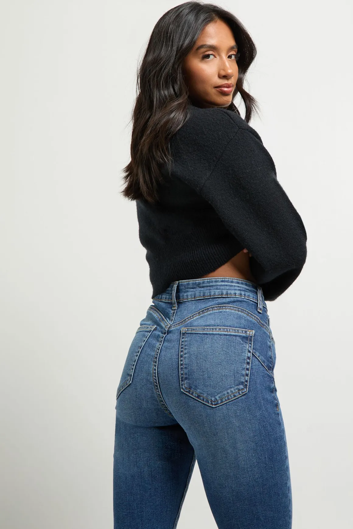 Jean taille haute évasé pour sublimer les fesses