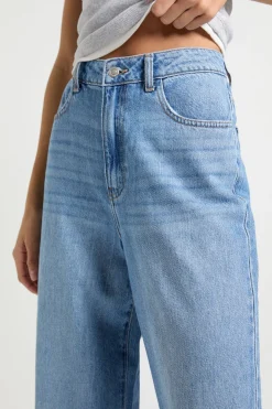 Jean Tall Basics taille haute à jambe droite