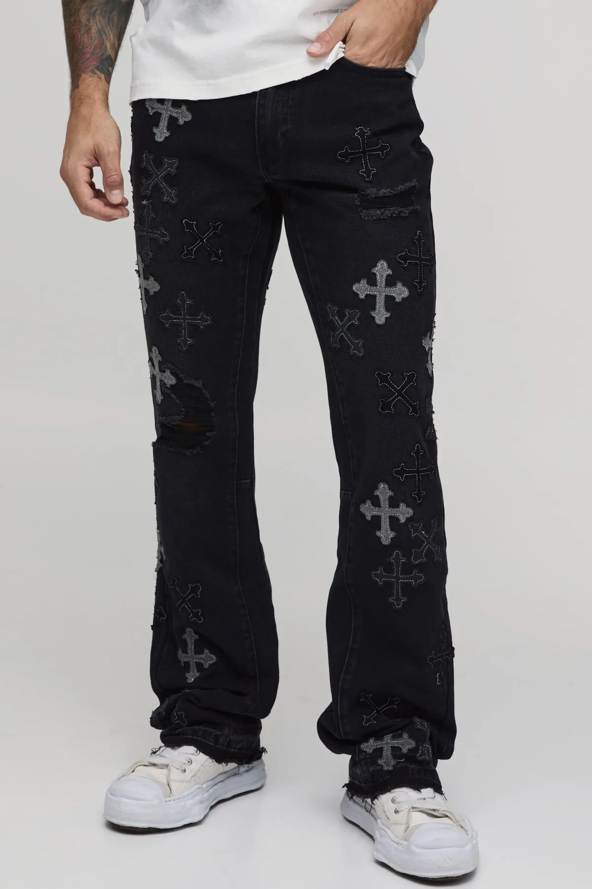 boohooMAN Jean Évasé Empilé À Gousset Appliqué Vieilli Et Ourlet Brut<Homme Denim|Denim