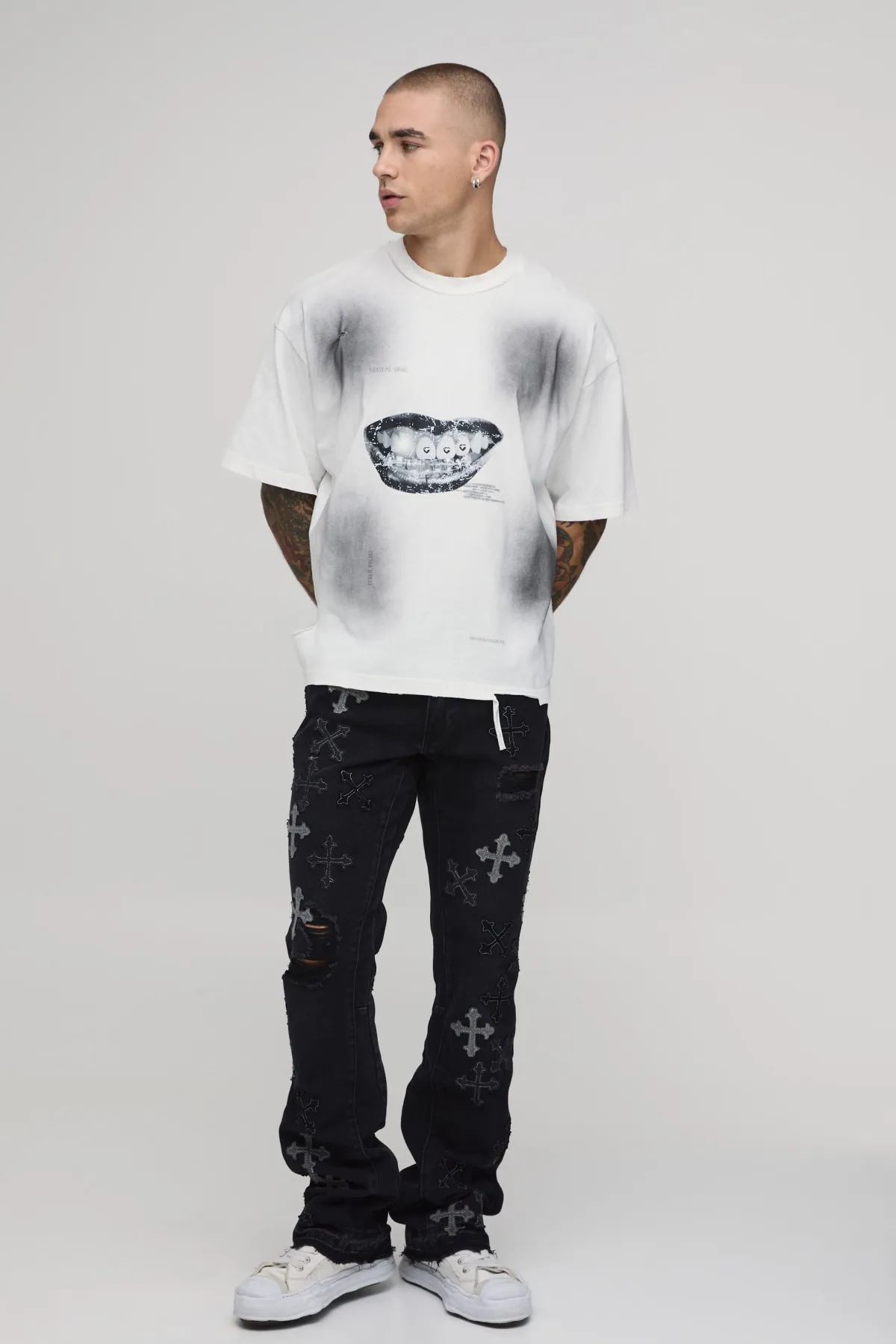 boohooMAN Jean Évasé Empilé À Gousset Appliqué Vieilli Et Ourlet Brut<Homme Denim|Denim