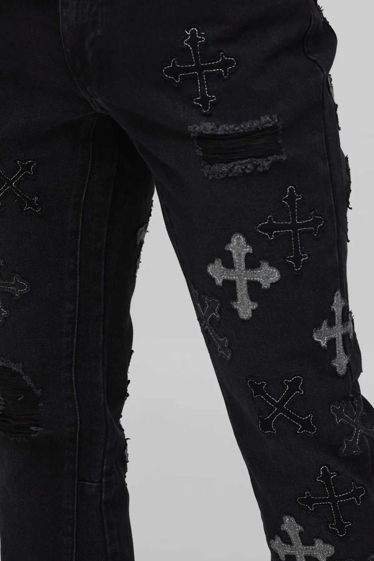 boohooMAN Jean Évasé Empilé À Gousset Appliqué Vieilli Et Ourlet Brut<Homme Denim|Denim