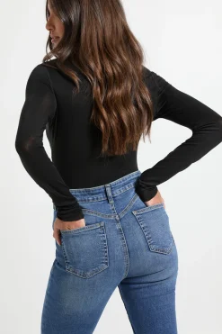 Jean évasé taille haute effet remonte-fesses