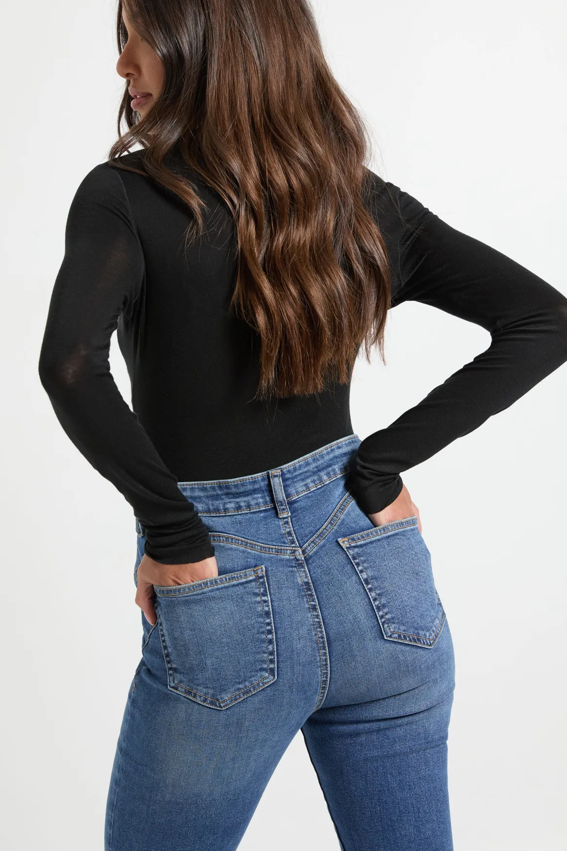 Jean évasé taille haute effet remonte-fesses
