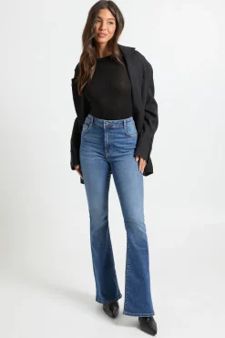 Jean évasé taille haute effet remonte-fesses