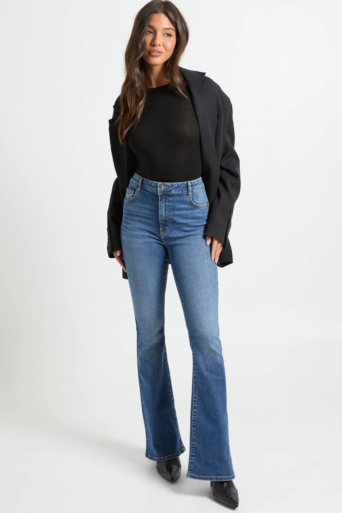 Jean évasé taille haute effet remonte-fesses