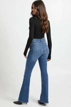 Jean évasé taille haute effet remonte-fesses