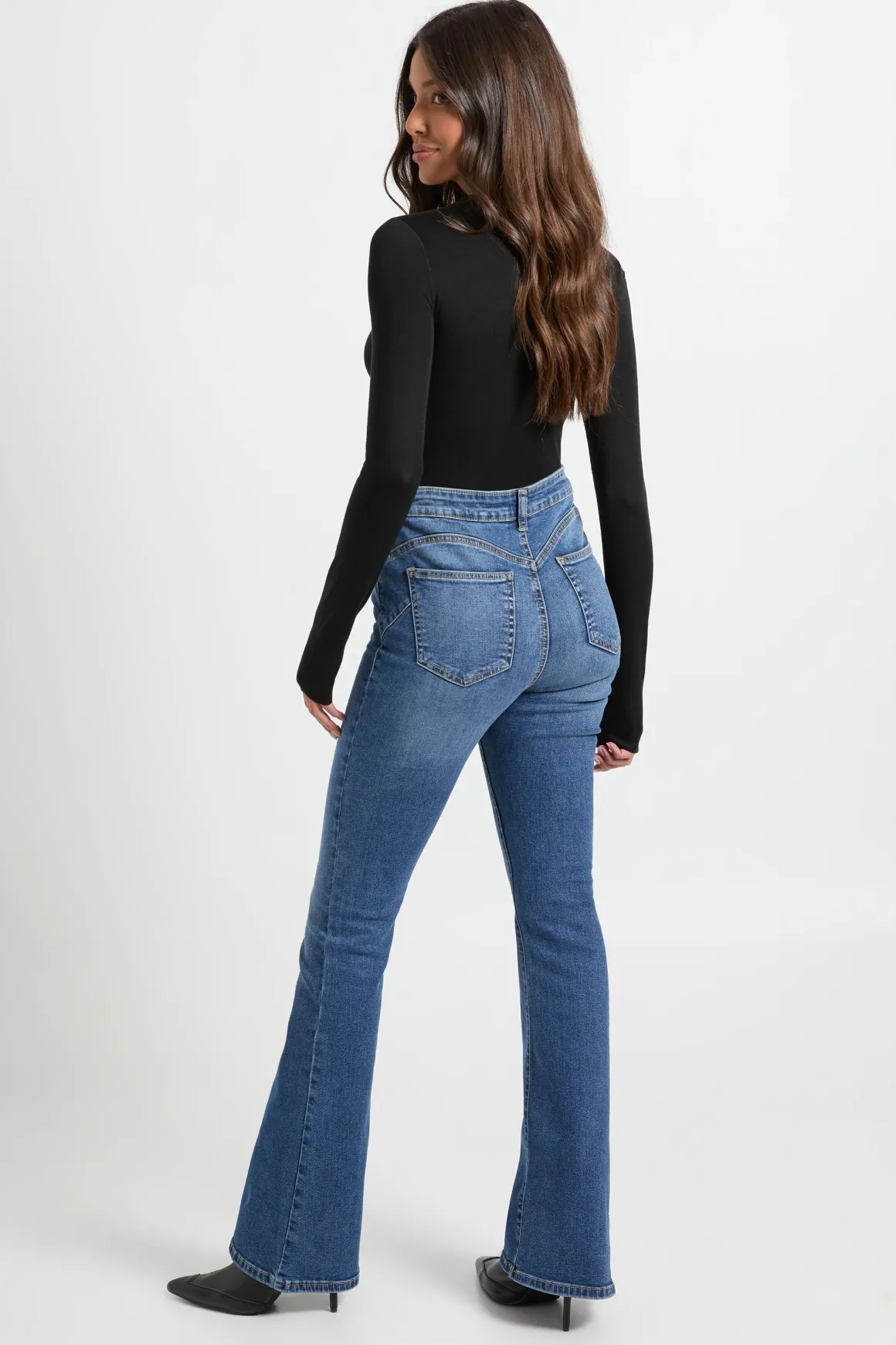 Jean évasé taille haute effet remonte-fesses