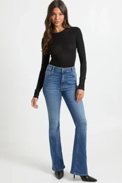 Jean évasé taille haute effet remonte-fesses