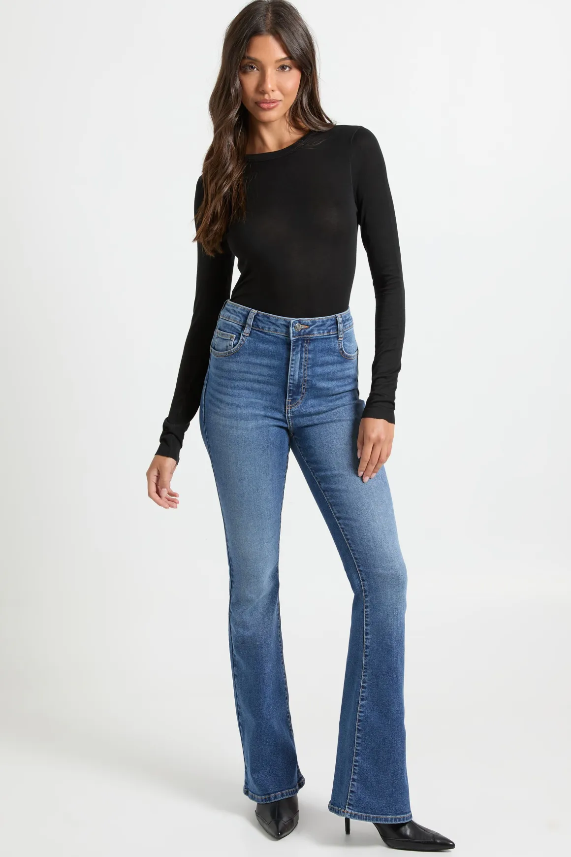 Jean évasé taille haute effet remonte-fesses