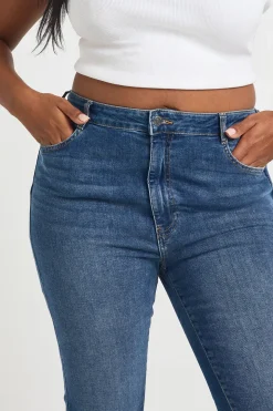 Jean évasé à taille haute pour rehausser le fessier