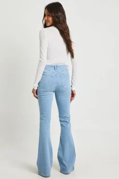 Jean Évasé Taille Haute Sculptant Les Fesses