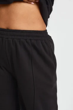 Jogger basique Plus Core à jambe droite avec détail de plis pincés