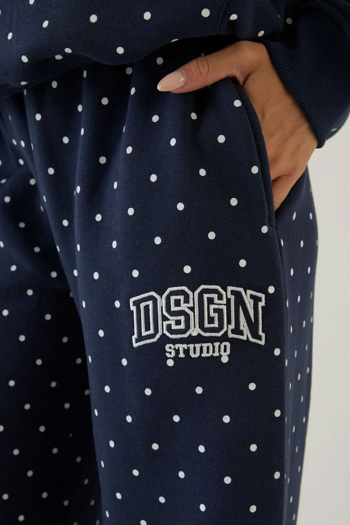 DSGN Studio Jogger Droit À Pois Avec Appliqué<Femme Pois|Joggings