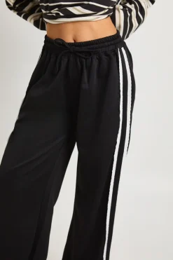Jogger en tricot à jambe droite avec bande latérale en dentelle