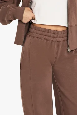 Jogger à jambe droite avec détail de couture