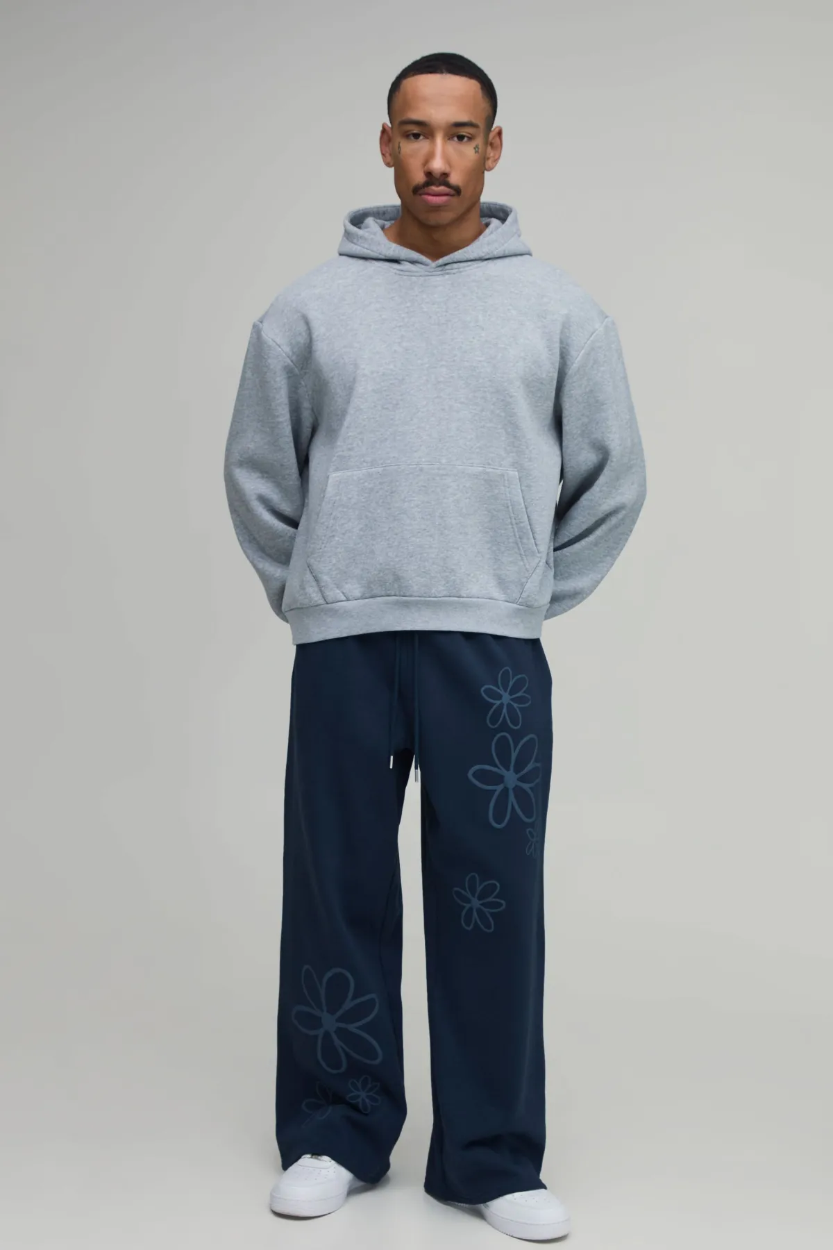 boohooMAN Jogger À Jambe Large Avec Imprimé Floral En Relief<Homme Joggings|Jogging