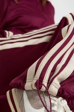 Jogger à jambes larges avec bande latérale et ourlets ajustables