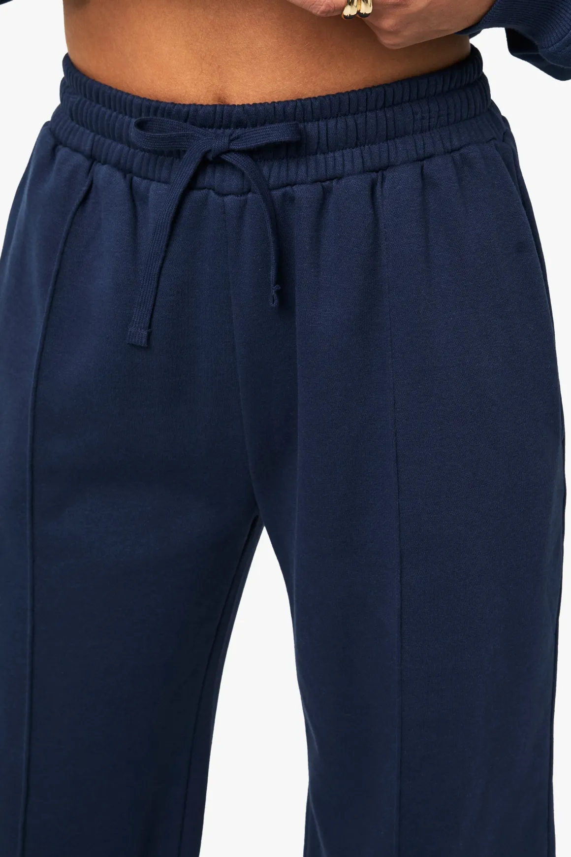 Jogger à jambes larges avec détails en pinces et ceinture profonde