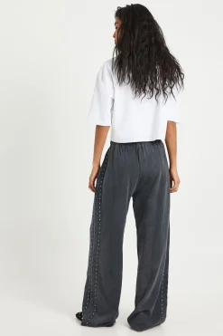 Joggers Petite À Jambes Droites Avec Double Bande Et Clous Effet Délavé